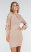Taupe Overslag Stretch Jurk met Crochet Mouwen