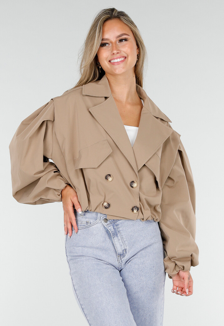 Korte Trench Coat in Camel met Pofmouwen en Knopen