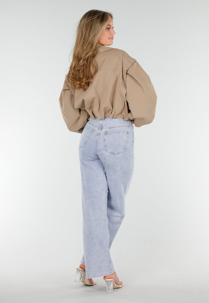 Korte Trench Coat in Camel met Pofmouwen en Knopen