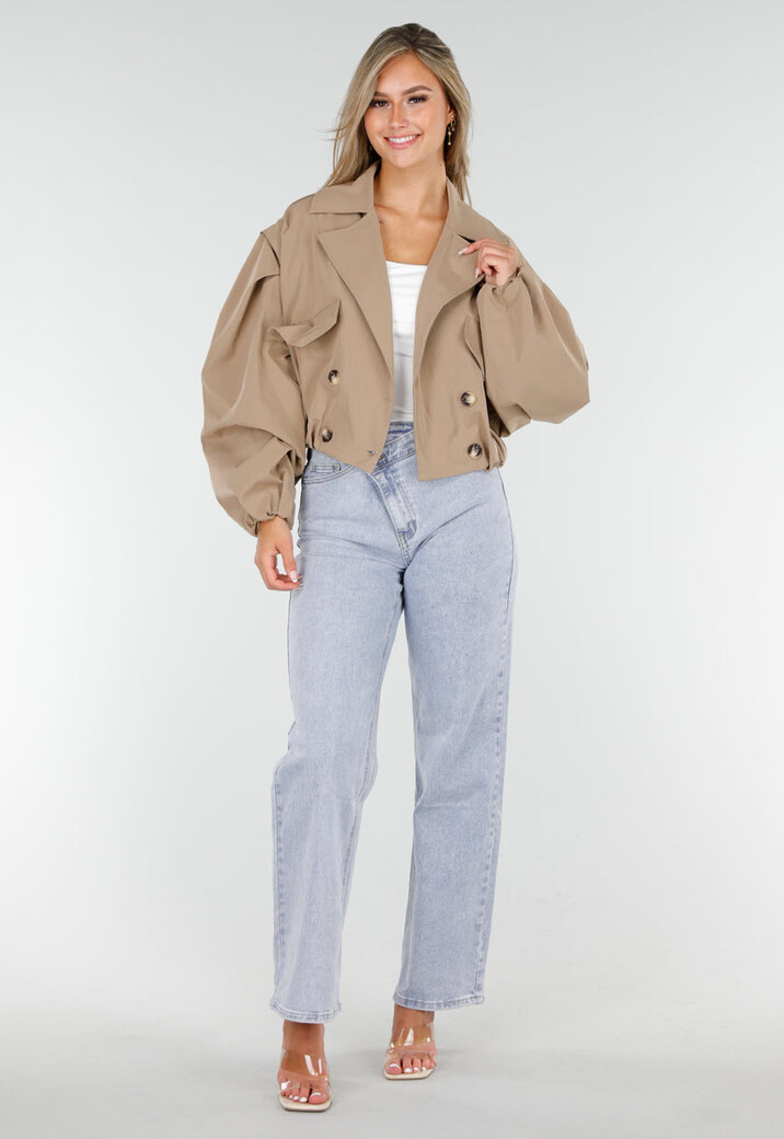 Korte Trench Coat in Camel met Pofmouwen en Knopen