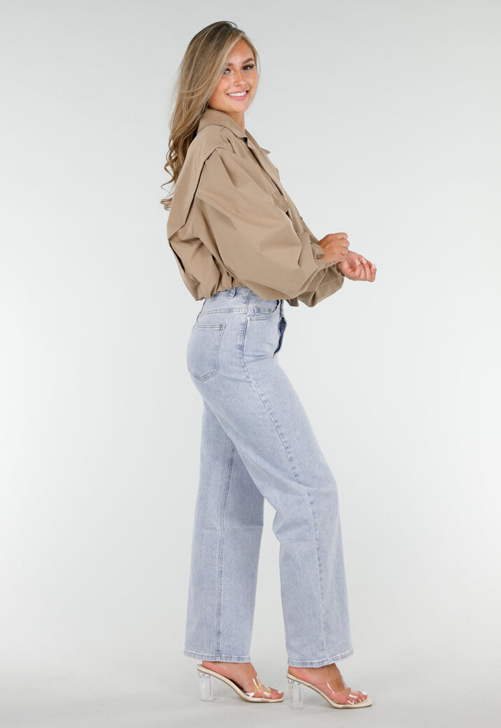 Korte Trench Coat in Camel met Pofmouwen en Knopen