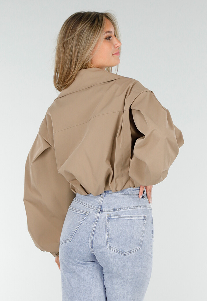 Korte Trench Coat in Camel met Pofmouwen en Knopen