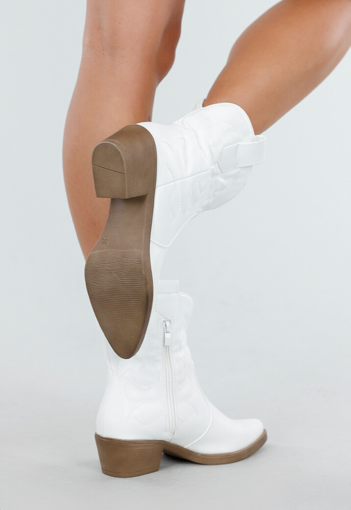 Witte Enkellaarsjes met Western Stiksel en Lage Hak