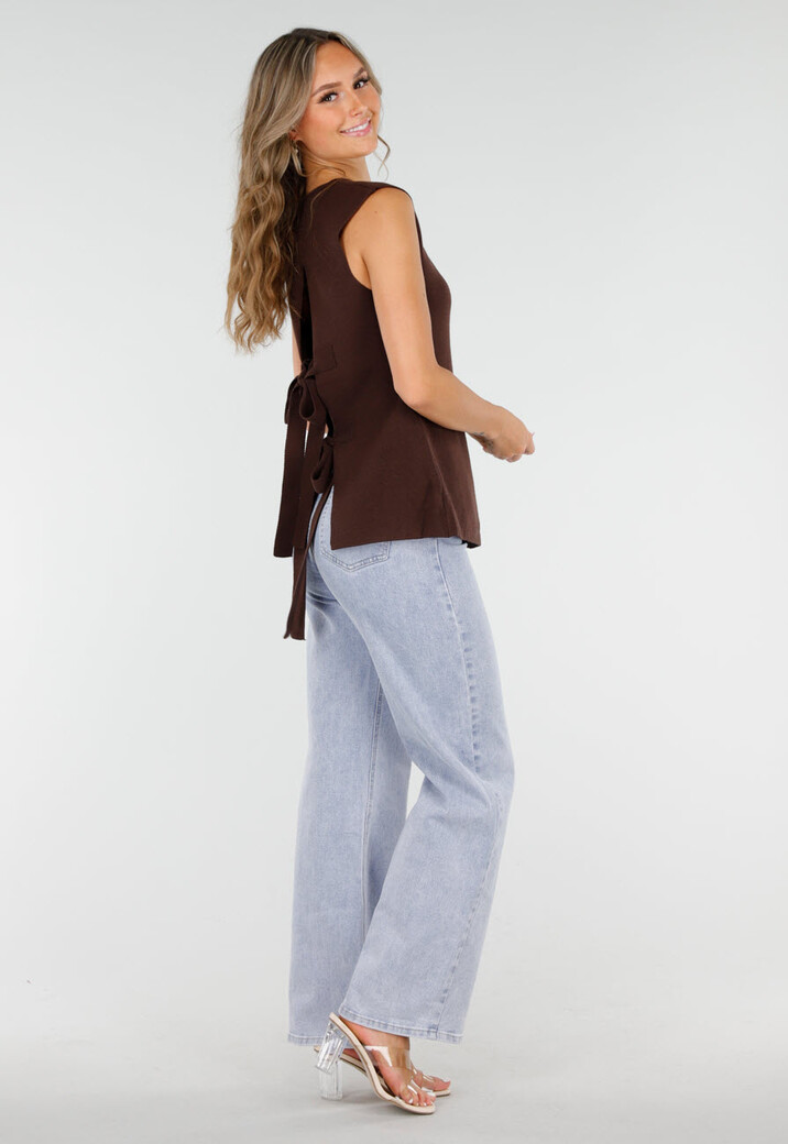 Bruine Mouwloze Top met Goudkleurige Knopen en Strik