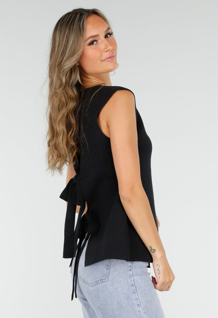 Zwarte Mouwloze Top met Goudkleurige Knopen en Strik