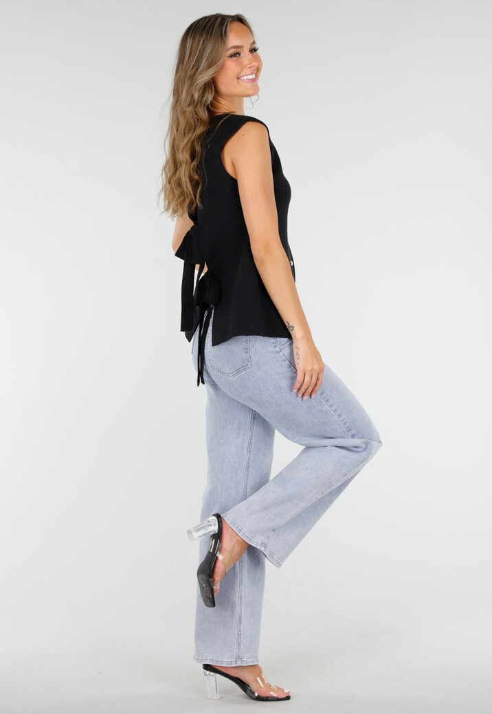 Zwarte Mouwloze Top met Goudkleurige Knopen en Strik