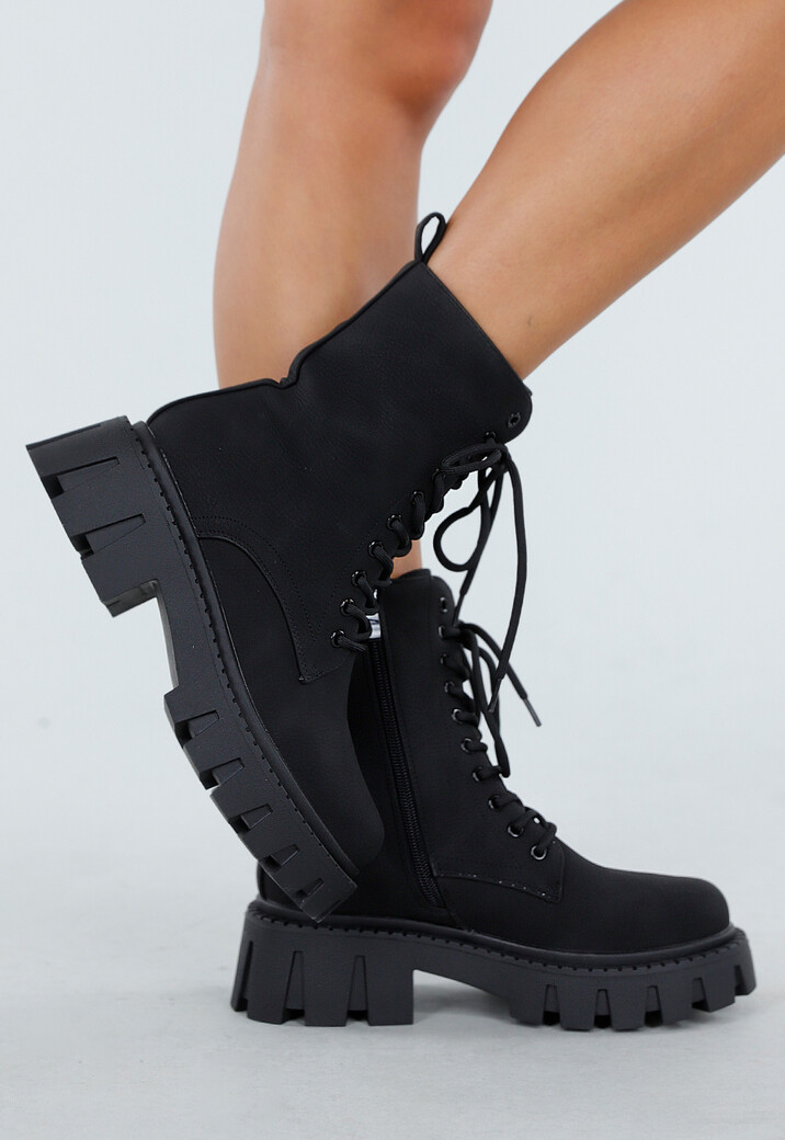 Zwarte Veterlaarzen met Grove Zool en Rits aan de Zijkant