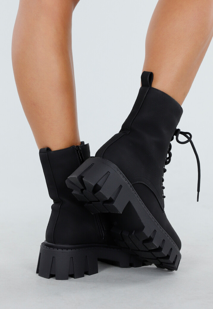 Zwarte Veterlaarzen met Grove Zool en Rits aan de Zijkant