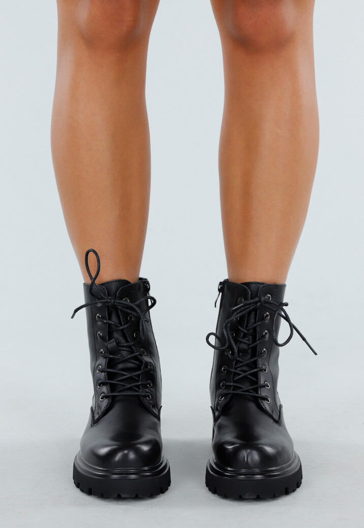 Zwarte Veterboots met Grove Zool en Gladde Afwerking