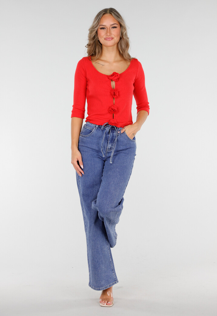 Rode Rib Top met Roosknopen en Driekwart Mouwen