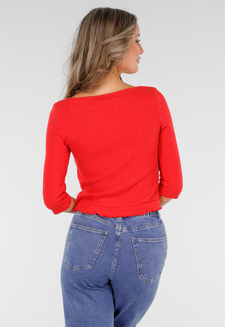 Rode Rib Top met Roosknopen en Driekwart Mouwen
