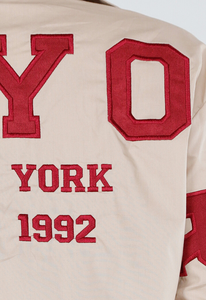 Beige Blouse met Rode NY Patchletters en Knoopsluiting