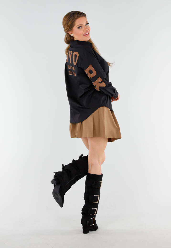 Zwarte Blouse met New York Patchletters op Rug