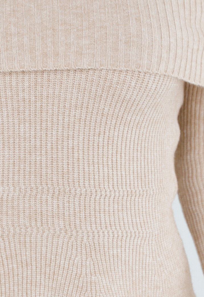 Beige Off Shoulder Gebreide Trui met Uitlopende Mouwen