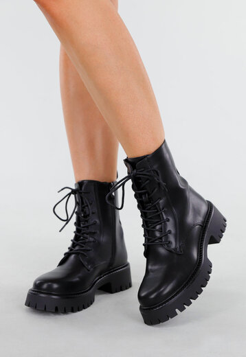 Zwarte Veterlaarzen met Grove Zolen