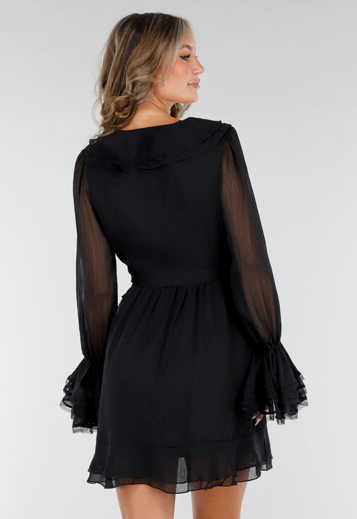 Zwarte Wikkeljurk met Ruches, Kant en Strikceintuur