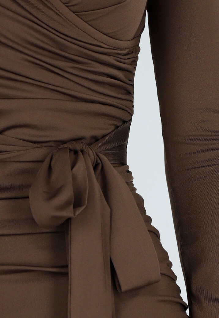 Donkerbruine Jurk met Overslag, Ruches en Strikceintuur