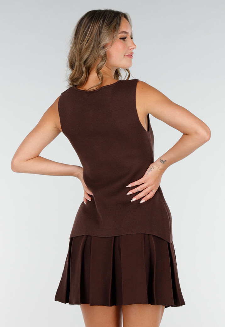 Donkerbruine Mouwloze Top met Gouden Knopen en Split