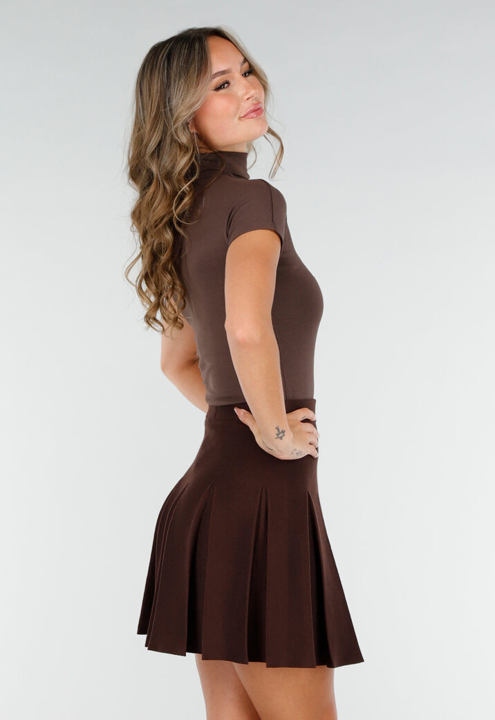 Bruine Stretch Top met Col en Korte Mouwen