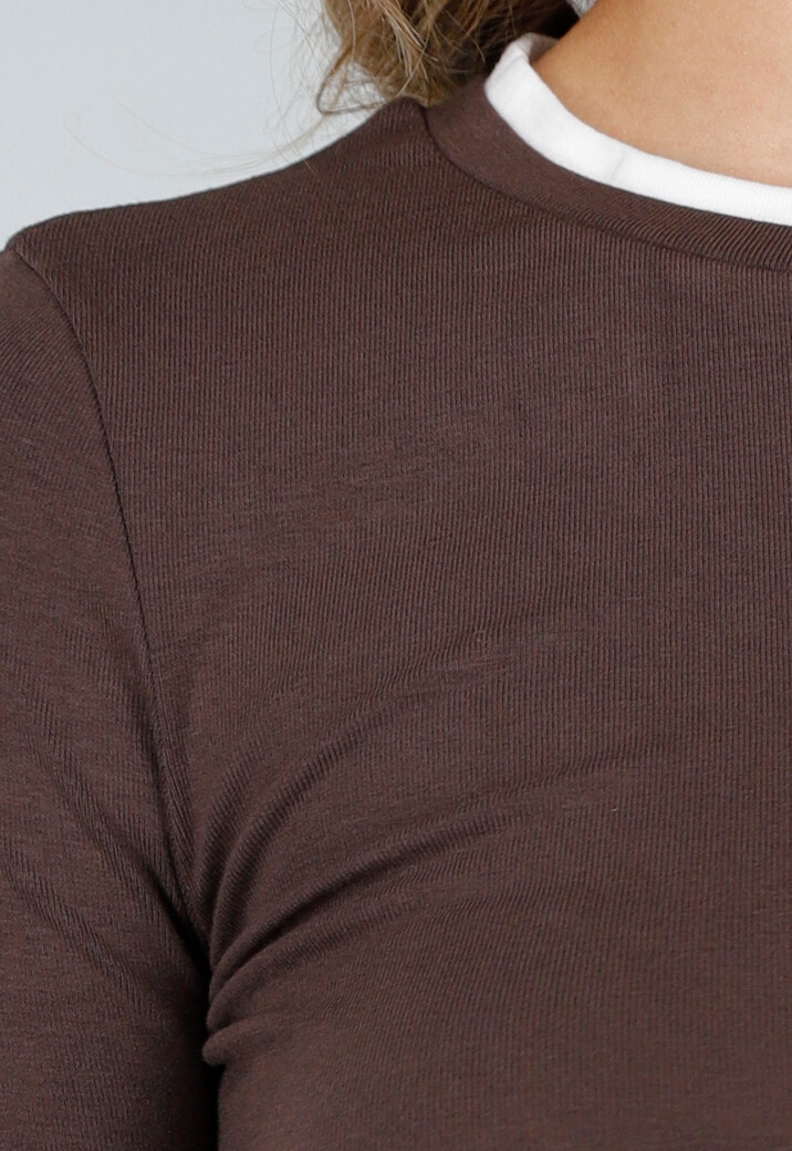 Bruine Longsleeve Top met Witte Boorden aan Hals en Mouwen