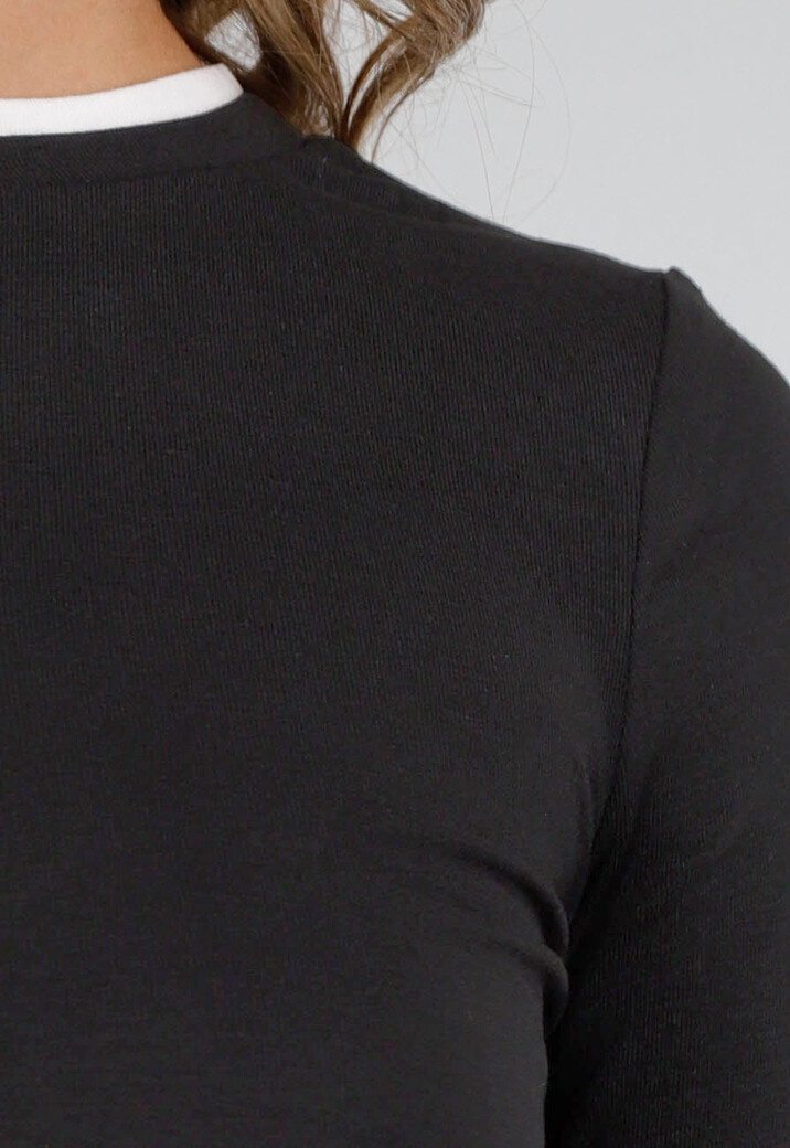 Zwarte Top met Witte Boorden en Lange Mouwen