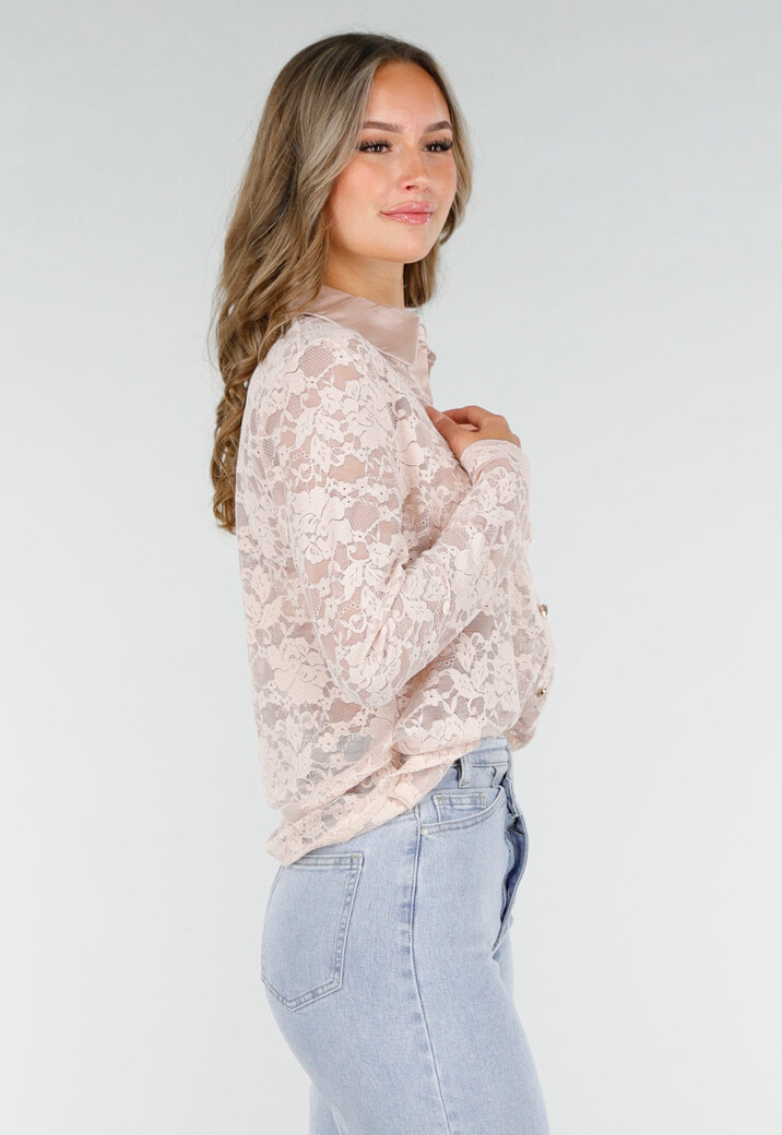 Lichtroze Kanten Blouse met Satijnkraag en Goudkleurige Knopen