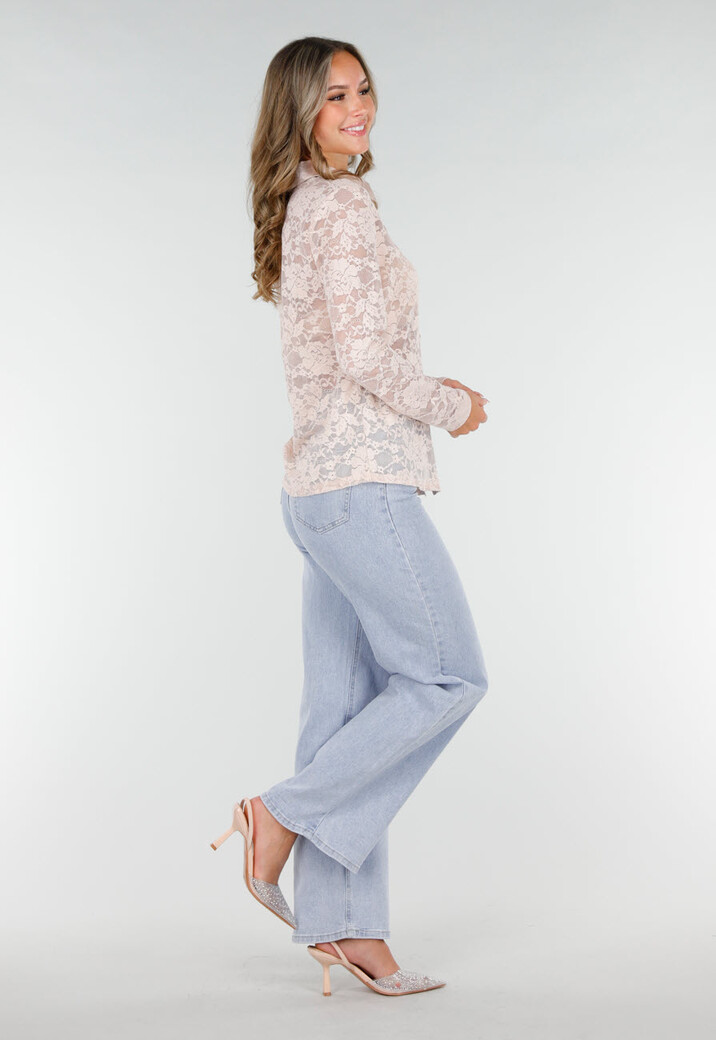 Lichtroze Kanten Blouse met Satijnkraag en Goudkleurige Knopen