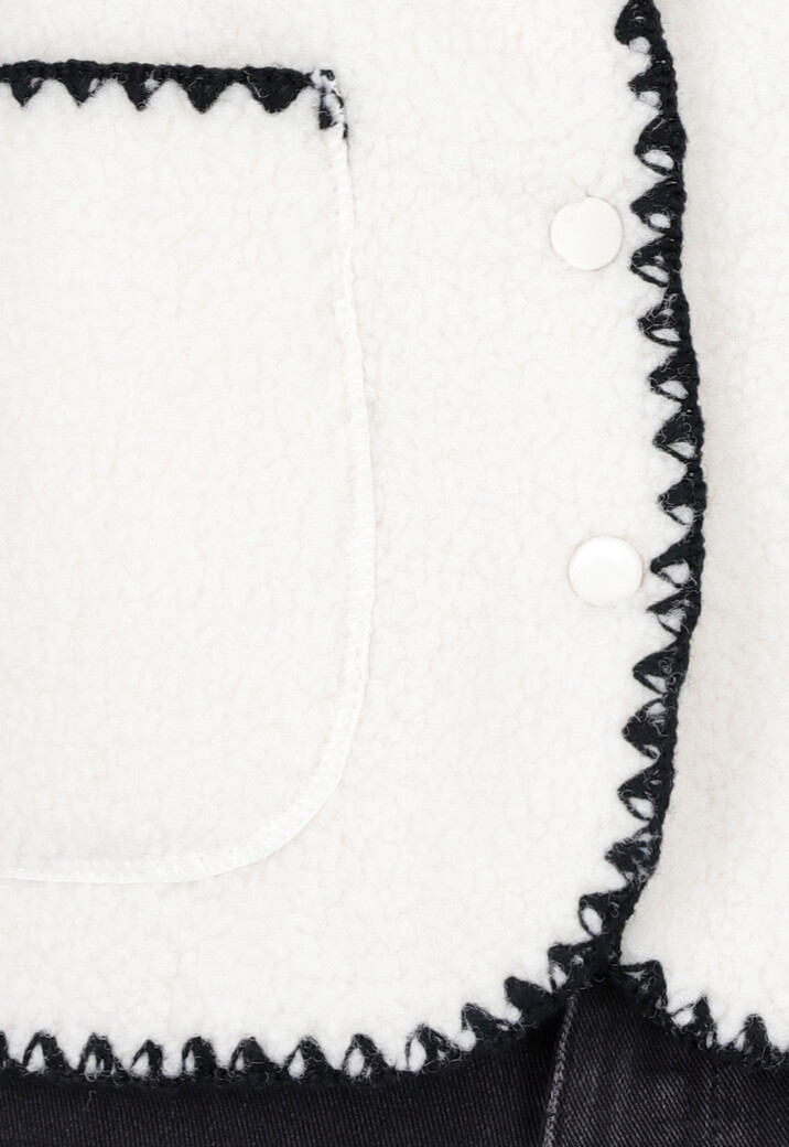 Wit Teddy Gilet met Zwarte Randen en Knoopsluiting