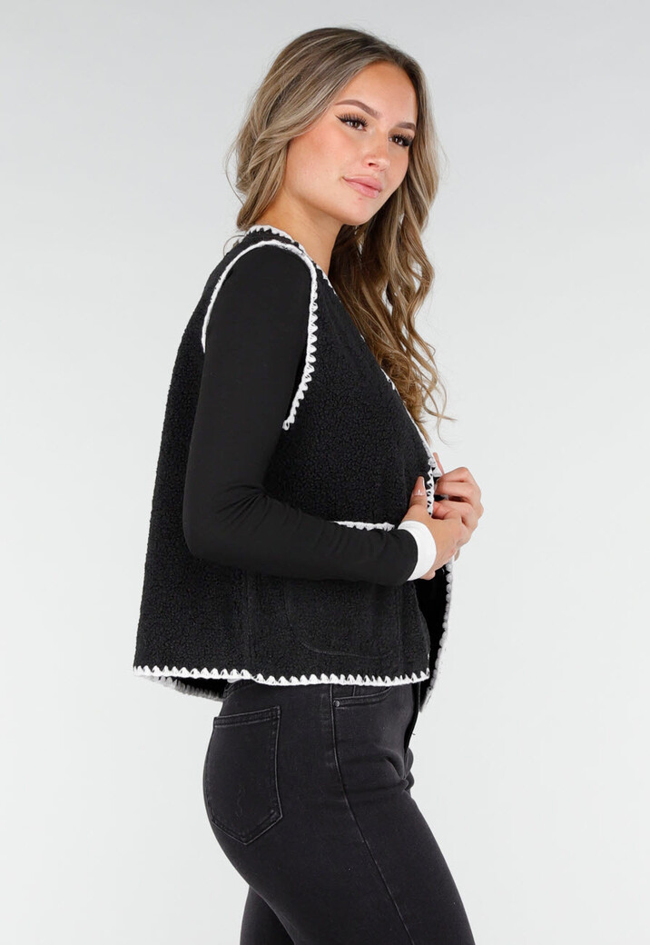 Zwart Teddy Gilet met Witte Randen en Knoopsluiting