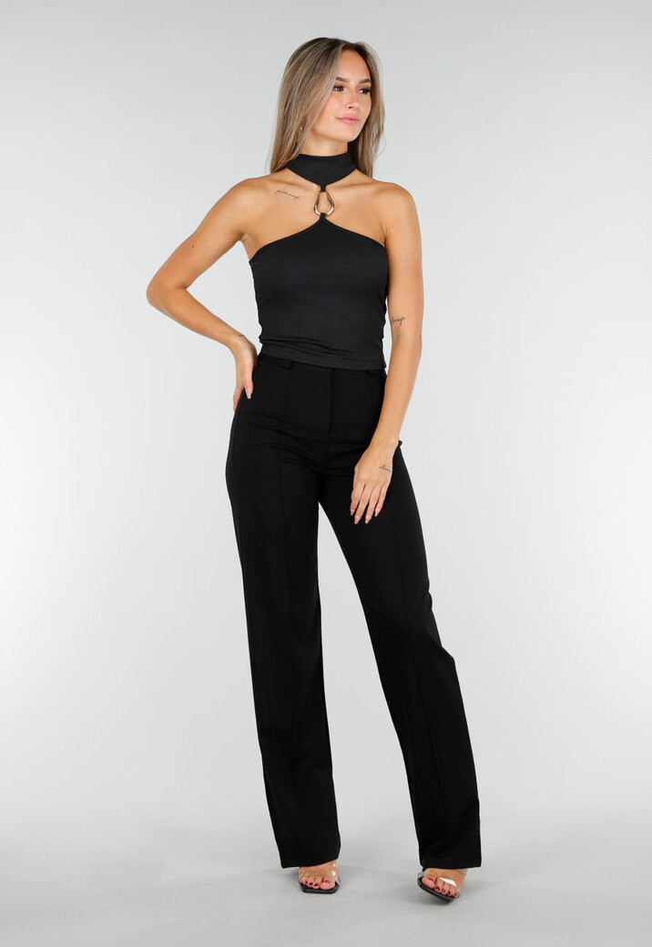 Zwarte Stretch Haltertop met Ringdetail aan de Hals
