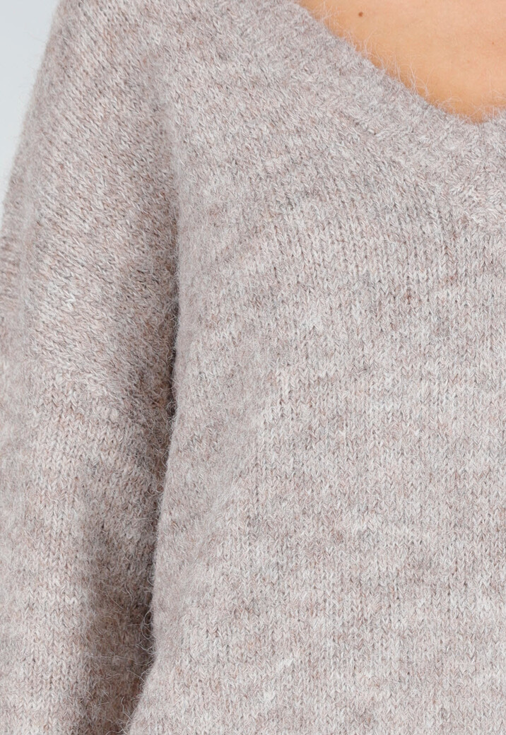Beige Melange Trui met V-Hals en Zachte Pluizige Structuur