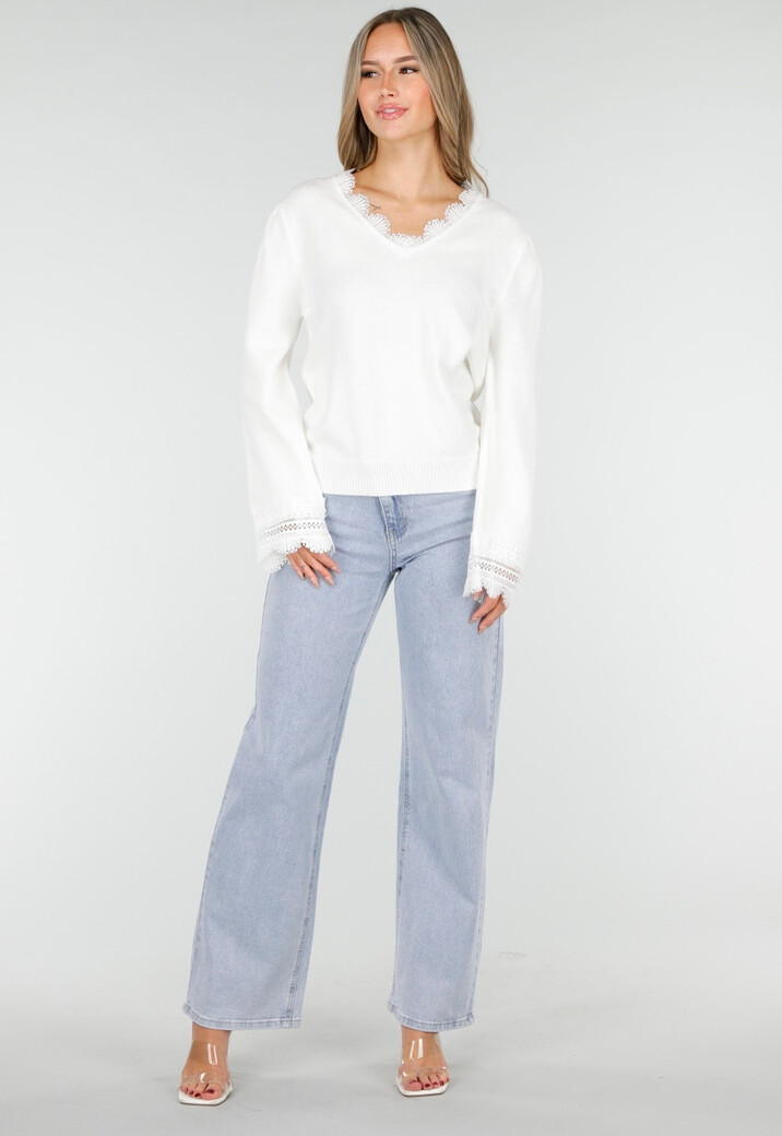 Witte Trui met V-Hals en Kantdetails aan Mouwen en Hals
