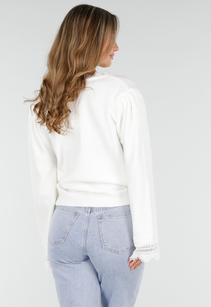 Witte Trui met V-Hals en Kantdetails aan Mouwen en Hals