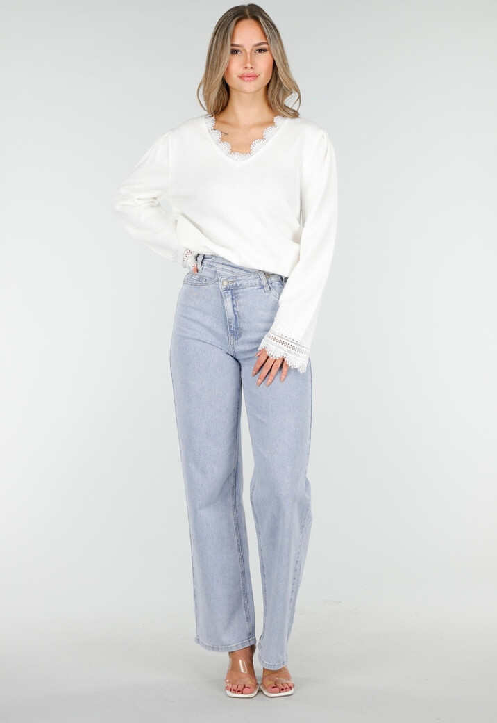 Witte Trui met V-Hals en Kantdetails aan Mouwen en Hals