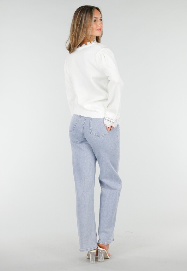 Witte Trui met V-Hals en Kantdetails aan Mouwen en Hals