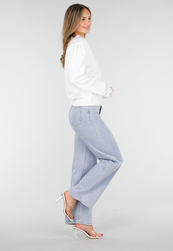 Witte Trui met V-Hals en Kantdetails aan Mouwen en Hals