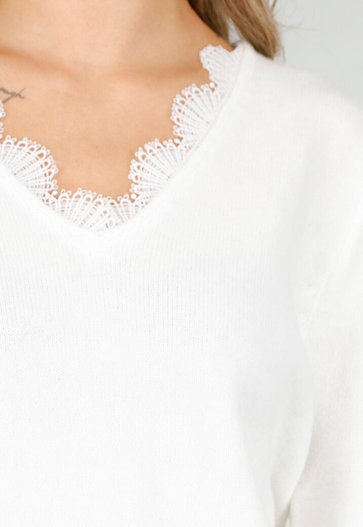 Witte Trui met V-Hals en Kantdetails aan Mouwen en Hals