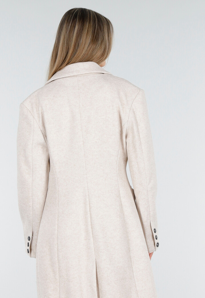 Lange Beige Jas met Zwarte Knopen en Klepzakken