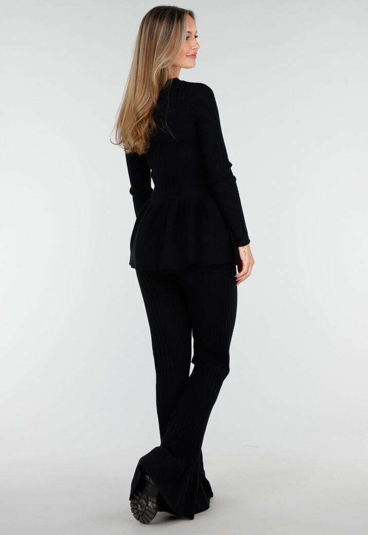 Zwarte Two-Piece Set met Uitlopende Top en Geribde Flare Broek