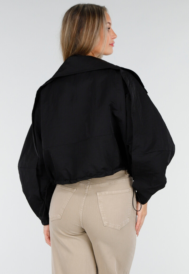 Zwarte Cropped Windbreaker Jas met Brede Overslagsluiting