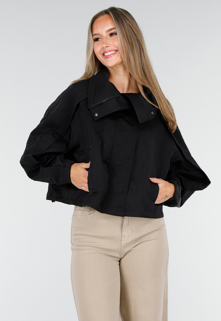 Zwarte Cropped Windbreaker Jas met Brede Overslagsluiting