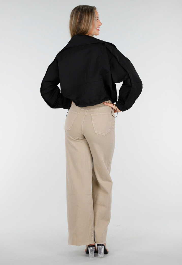 Zwarte Cropped Windbreaker Jas met Brede Overslagsluiting