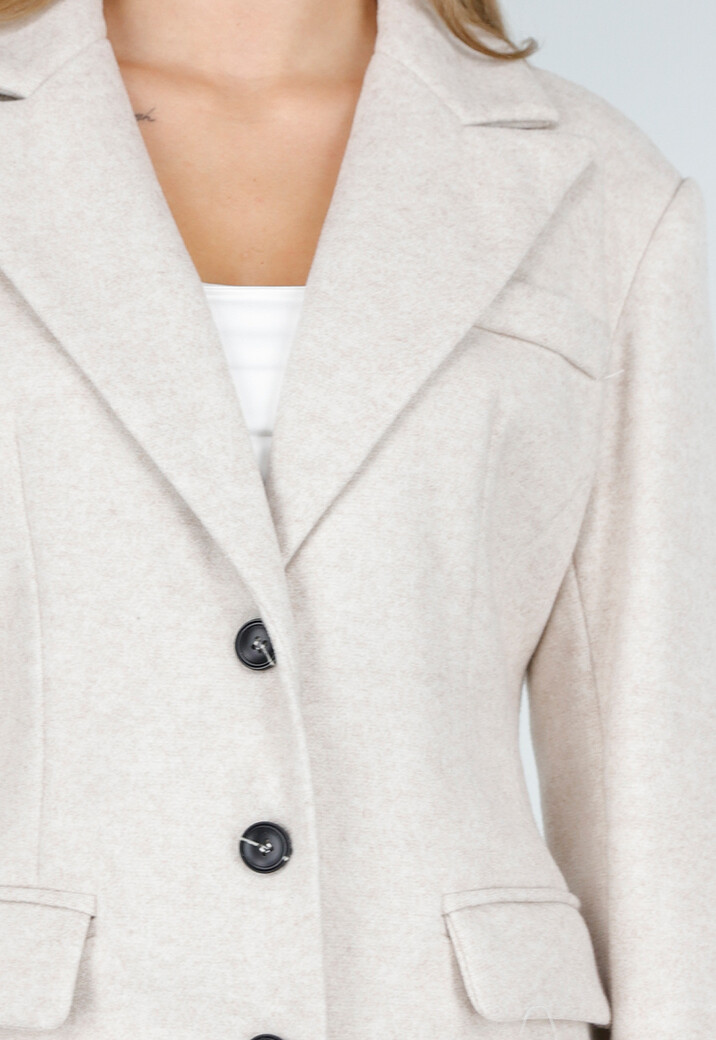 Lange Beige Jas met Zwarte Knopen en Klepzakken