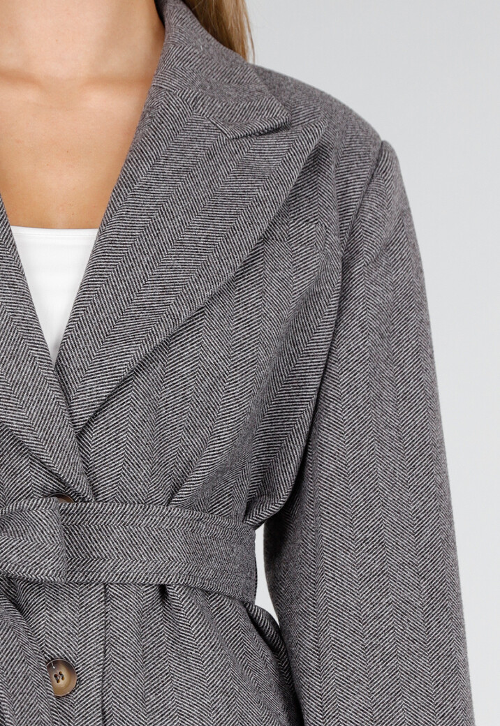 Grijze Korte Jas met Ceintuur en Revers