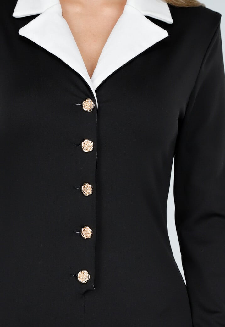 Zwarte Playsuit met Witte Kraag en Knopen