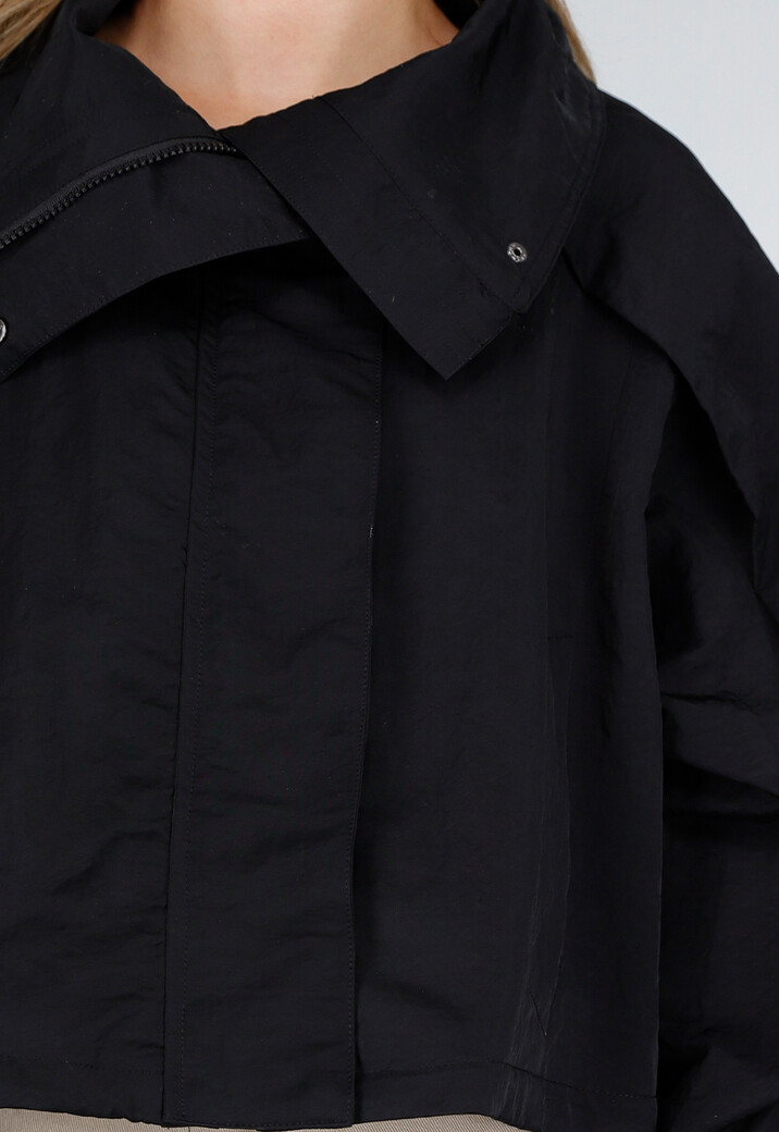 Zwarte Cropped Windbreaker Jas met Brede Overslagsluiting