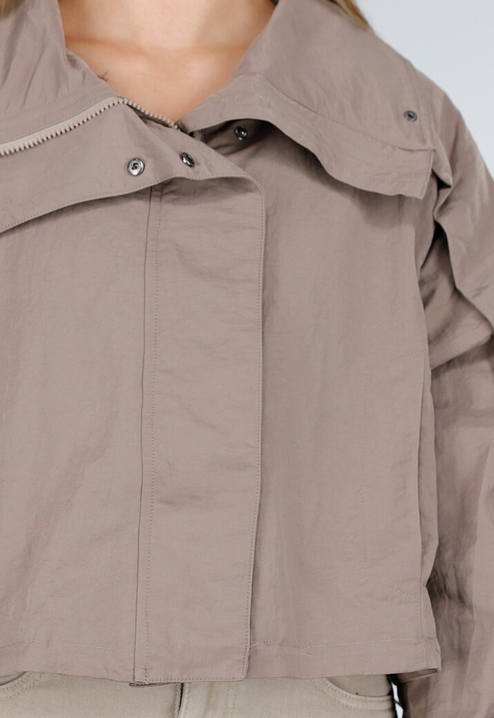 Taupekleurig Cropped Jack met Brede Overslagsluiting