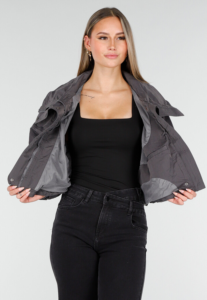 Donkergrijze Korte Jas met Rits en Drukknoopsluiting