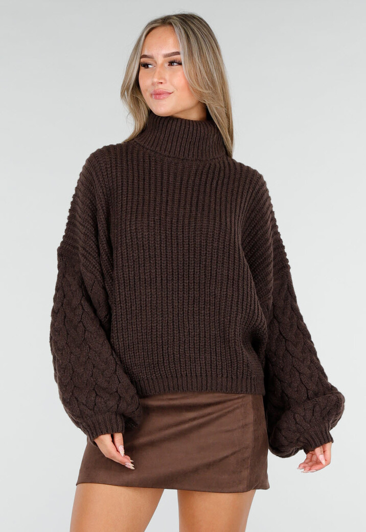 Donkerbruine Kabeltrui met Hoge Col en Lange Mouwen