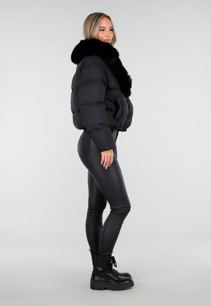 Zwarte Pufferjas met Brede Bontkraag